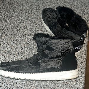 Hey Dude Womens 8 high top shoe